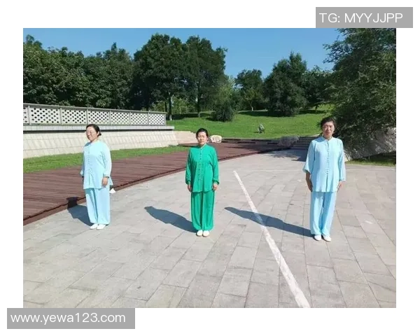 新泰青云大街飘起“健身气功热”，居民齐练八段锦